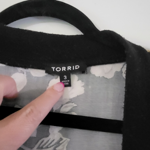 Black bomber jacket with flowers from Torrid. - Picture 3 of 3